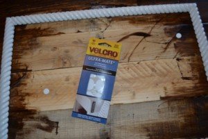 pallet wood photo hang with velcro