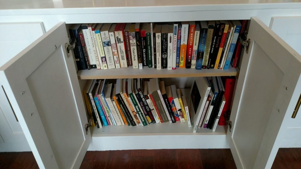 How to decorate a bookshelf