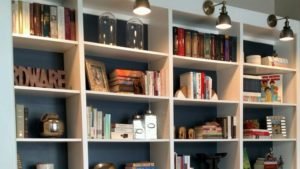 How to decorate a bookshelf